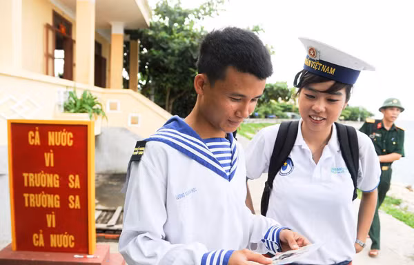 Sinh viên và lính đảo tâm tình Ảnh: C.K