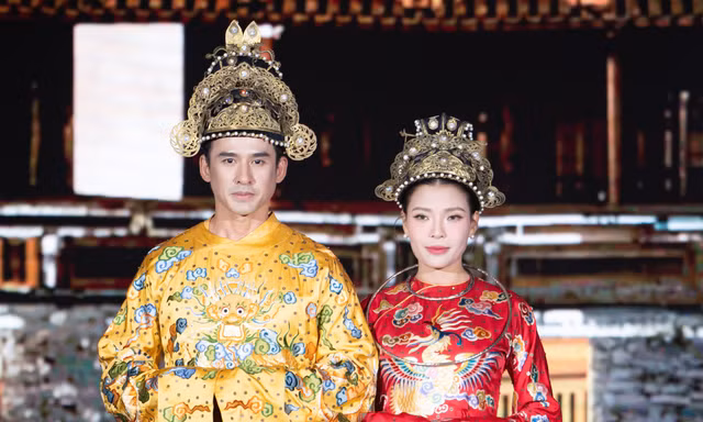 Khán giả không khỏi ngạc nhiên với màn catwalk hiếm hoi của hai vợ chồng 'nữ hoàng rating' phim Việt