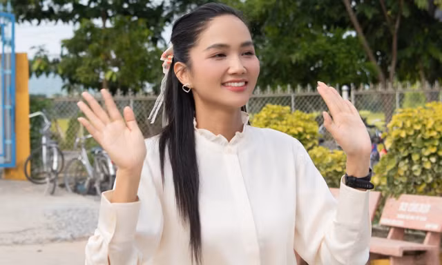 Hoa hậu H’Hen Niê về miền Tây trao thư viện thân thiện: 'Hiểu giá trị của sách là thế nào'