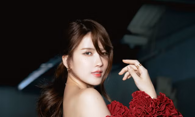 Thiều Bảo Trâm khoe eo thon đầy gợi cảm trong bộ ảnh quảng bá fan meeting đầu tiên, khiến khán giả trầm trồ