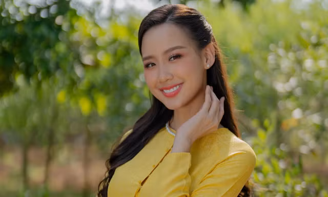 Không còn style gợi cảm, Hoa hậu sở hữu đôi chân dài ‘siêu thực’ khiến V-net bất ngờ vì quá bình dị
