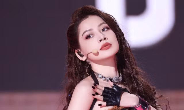 Chi Pu ‘gây sốc’ cho V-net khi tiếp tục mạo hiểm trên sân khấu, được ví như ‘cỗ máy nhảy’ cực cháy