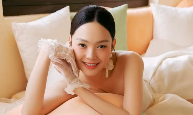 Vừa gây chú ý với ảnh cưới chưa từng công khai, Minh Hằng lại ‘gây sốt’ khi hé lộ loạt ảnh gợi cảm
