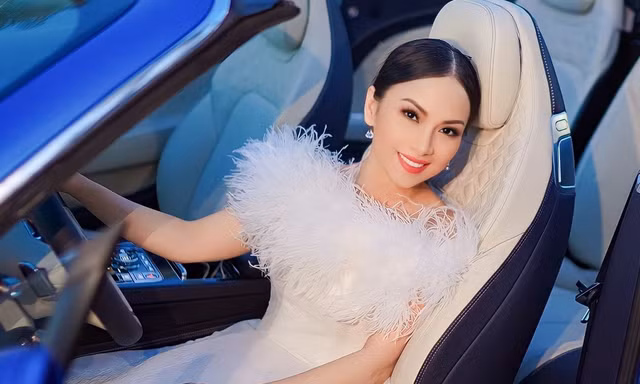 'Nữ ca sĩ tỷ phú V-biz' không chỉ 'flex' sang chảnh mà còn tình tứ bên tài tử đình đám một thời