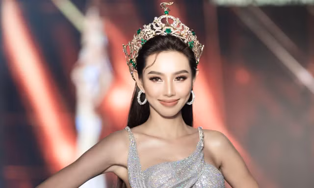 Đang yên lành, Hoa hậu Thùy Tiên phải mời luật sư làm việc vì điều này