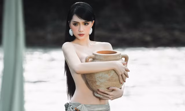 Hương Giang trông 'bỏng mắt' với hình ảnh bán nude, lần hiếm hoi làm điều táo bạo trong sự nghiệp