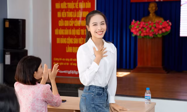 Vừa đạt danh hiệu Á hậu quốc tế, ‘nàng Hậu’ Việt xuất hiện với hình ảnh mộc mạc, làm điều ý nghĩa đầu năm