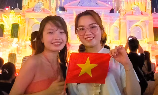 Giới trẻ TP. HCM 'choáng ngợp' trước 'bữa tiệc' nghệ thuật 3D đón Đại lễ 30/4, bày tỏ niềm tự hào yêu nước