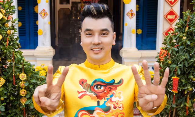 Đón Tết sớm, Ưng Hoàng Phúc xuất hiện đầy khác lạ, không còn vẻ lịch lãm mà theo phong cách gen Z