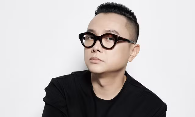 'Nhà thiết kế của các ngôi sao' Nguyễn Công Trí mang lụa Lãnh Mỹ A lên tạp chí lừng danh Vogue