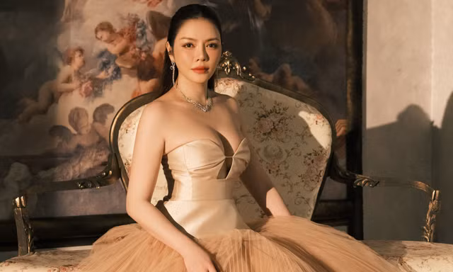 Lý Nhã Kỳ hiếm hoi khoe ảnh quây quần dịp Trung Thu, dân mạng trầm trồ nhan sắc cả gia đình phú hào