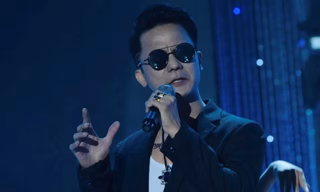 Cha đẻ bản hit 'Ru lại câu hò' bất ngờ đổi nghệ danh, diện chiếc quần váy 'bắt trend' lạ lẫm
