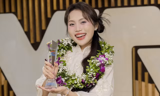 Kiên định với âm nhạc dân gian, Phương Mỹ Chi được vinh danh 'Gương mặt trẻ triển vọng'