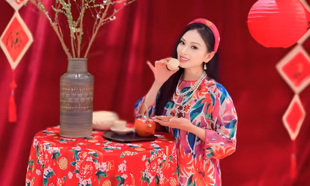 ‘Nữ ca sĩ tỷ phú’ Hà Phương cùng ‘người tình sân khấu’ xuống phố du Xuân, tiết lộ kế hoạch cho năm 2024