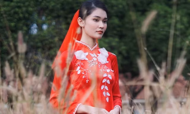 Lộ ảnh mặc đồ cưới khóc 'cạn nước mắt' của Á hậu Thùy Dung làm netizen không khỏi 'đoán già đoán non'