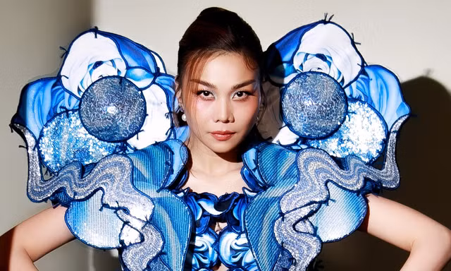 ‘Chị đại làng mẫu’ Thanh Hằng diện bộ trang phục ‘làm khó’ nhiều người nhưng trình diễn vedette cực thần thái