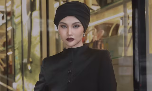 'Búp bê sống làng mẫu Việt' bất ngờ 'xuống tóc', cộng đồng mạng 'xôn xao' trước sự tình đằng sau