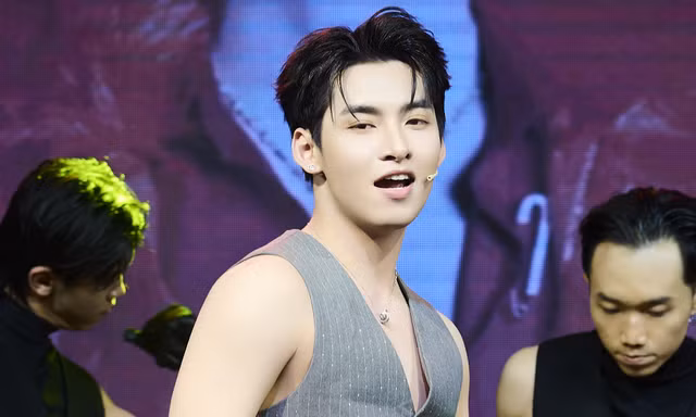 'Mỹ nam' Hùng Huỳnh của 'Anh trai say hi' tỏa sáng với chiếc 'visual' cuốn hút cùng màn khoe giọng 'đỉnh chóp'