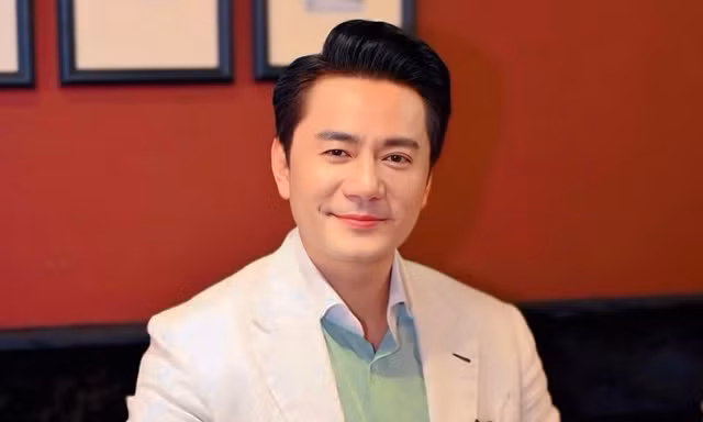 'Ông hoàng quảng cáo' đình đám một thời bất ngờ tái xuất, 'vướng tình tay ba' với một giọng ca đình đám