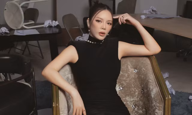 'Nữ hoàng kim cương' Lý Nhã Kỳ khoe vẻ ‘nóng bỏng’ bên dàn trai Tây, tỏa khí chất tổng tài