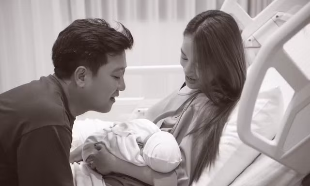 Nhã Phương chính thức sinh em bé thứ hai, phản ứng của Trường Giang mới gây chú ý