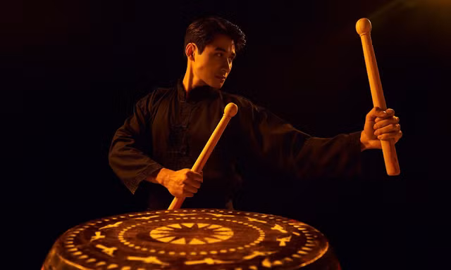 'Nam vương' Tuấn Ngọc tự học nhạc cụ dân tộc để tự tay làm dự án đặc biệt, thể hiện tinh thần bất khuất dịp Đại lễ 30/4