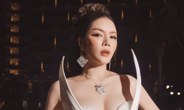 'Nữ hoàng kim cương' Lý Nhã Kỳ gây 'chấn động' khi mang bộ trang sức 15 tỷ đồng đi sự kiện