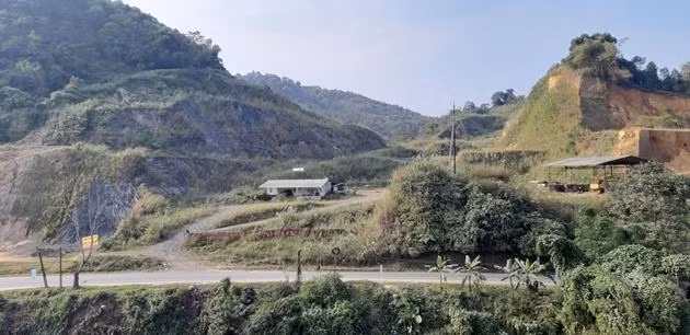 Hiện trạng đất đai đã được Công ty TNHH Xây dựng Thương mại Lilama tận thu quặng apatit trái phép. Ảnh: ND