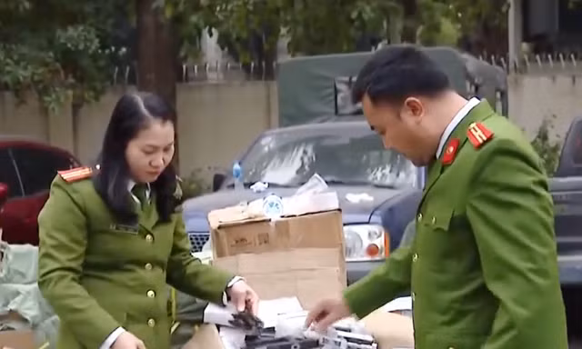 Phòng PC03, Công an TP Hà Nội phát hiện số lượng lớn khoá giả. Ảnh: N.L