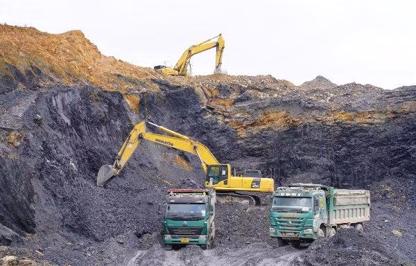 Phương tiện khai thác đất tại hiện trường. Ảnh: N.L