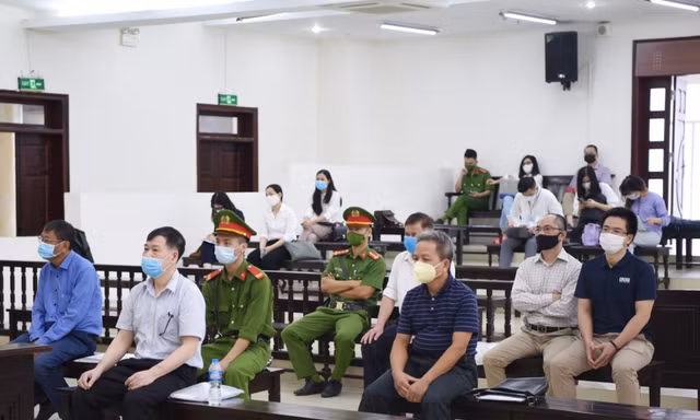 Các bị cáo tại tòa phúc thẩm.