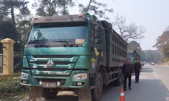 Xử phạt 6 tài xế cố thủ trên đoàn xe chở quá tải