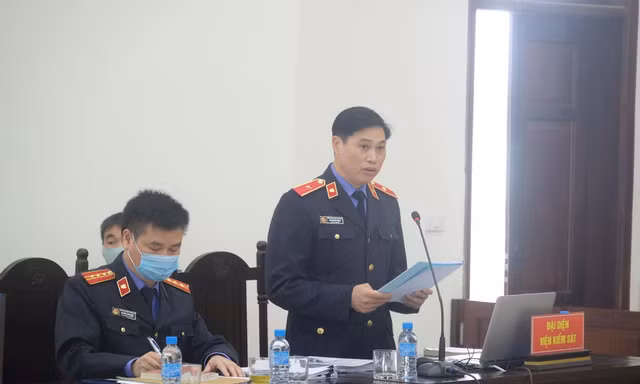 Đại diện viện kiểm sát giữ quyền công tố tại tòa.