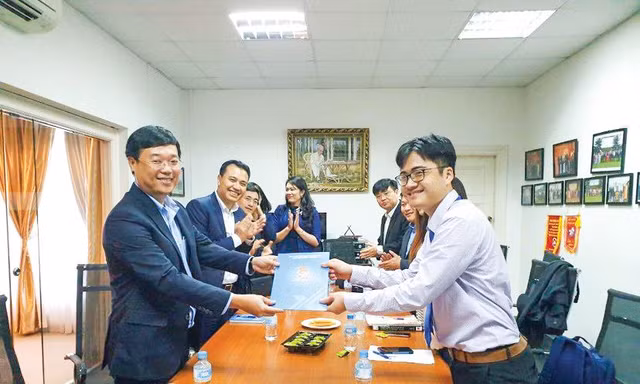 Ông Lê Quốc Phong, nguyên Bí thư thứ nhất T.Ư Đoàn, Chủ tịch T.Ư Hội Sinh viên Việt Nam, nay là Bí thư Tỉnh ủy Đồng Tháp trao quyết định thành lập Hội SVVN tại Singapore