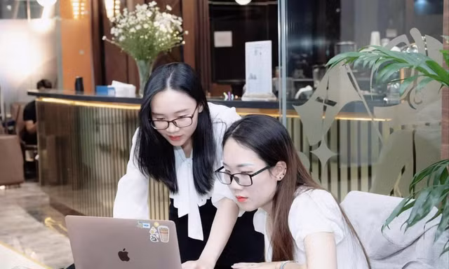 Bạn Nguyễn Thị Thịnh, 26 tuổi, Công ty 5S Media (đứng) đã sử dụng các công cụ AI để hỗ trợ cho công việc sáng tạo nội dung 