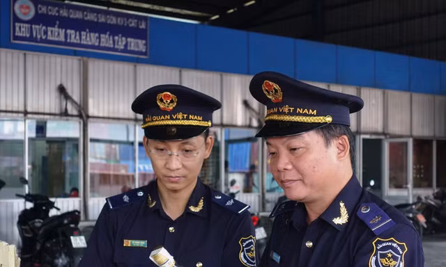 Lực lượng hải quan TPHCM kiểm tra hàng hóa nhập khẩu ảnh: Hữu Huy