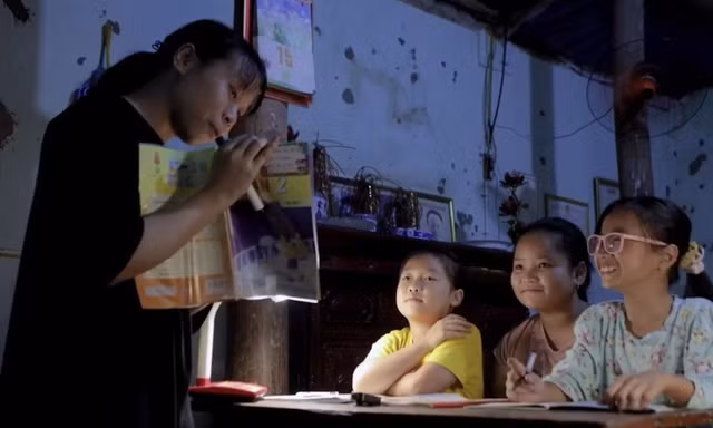 Lê Thu Mai và các em nhỏ tại lớp học miễn phí