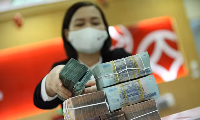 Chứng khoán tăng 100 điểm, cổ đông lớn liên tục chốt lời