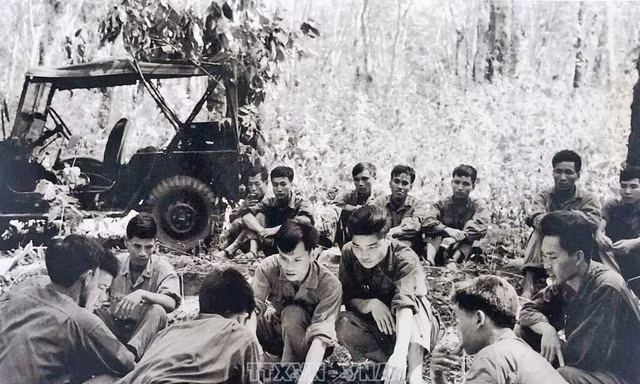 Ban chỉ huy Trung đoàn 66 đang xem tấm bản đồ do nhà báo Đinh Quang Thành tặng, để nghiên cứu đường đi trong nội thành Sài Gòn và tới Dinh Độc Lập