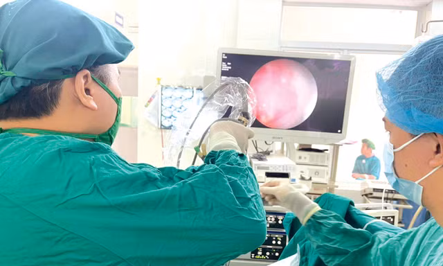 Ê kíp bác sĩ thực hiện ca phẫu thuật thành công