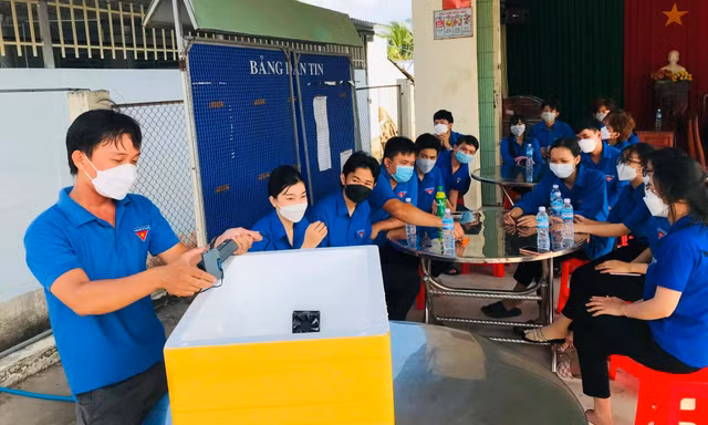 Anh Phạm Vạn Phát, Bí thư chi Đoàn ấp Thạnh Thuận, xã Đông Thạnh, huyện Châu Thành (Hậu Giang) giới thiệu máy ấp trứng cho ĐVTN 