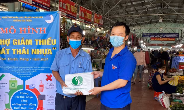 Anh Trần Văn Hiếu, Bí thư Đoàn phường Tam Thuận tặng túi sinh học cho tiểu thương, duy trì mô hình Chợ không rác thải nhựa 