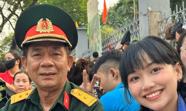 Dương Hoàng Dung cùng một bác cựu chiến binh ngồi chờ xem diễu binh, diễu hành 50 năm Giải phóng miền Nam, thống nhất đất nướcẢnh: Dân Trí 