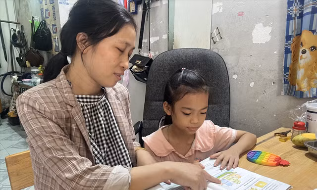 Chị Lê Thị Hiền (Công ty PouYuen) phải tằn tiện chi tiêu để lo cho con đi học Ảnh: U.P