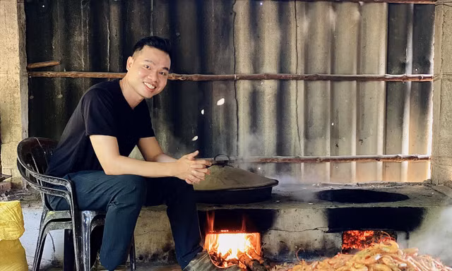 Chàng trai 9X Phạm Xuân Thành (ở xã Tân Ân Tây, huyện Ngọc Hiển, tỉnh Cà Mau) bên sản phẩm Con Tôm Rừng của mình 