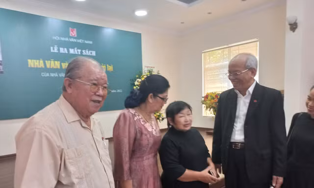 Tác giả Trình Quang Phú (áo khoác đen) giao lưu với bạn bè văn nghệ tại Hội thảo 