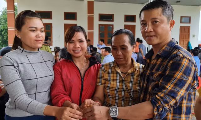 Ba nữ trưởng bản của người Mã Liềng trong ngày mừng sản xuất thành công măng sấy khô bằng công nghệ mới