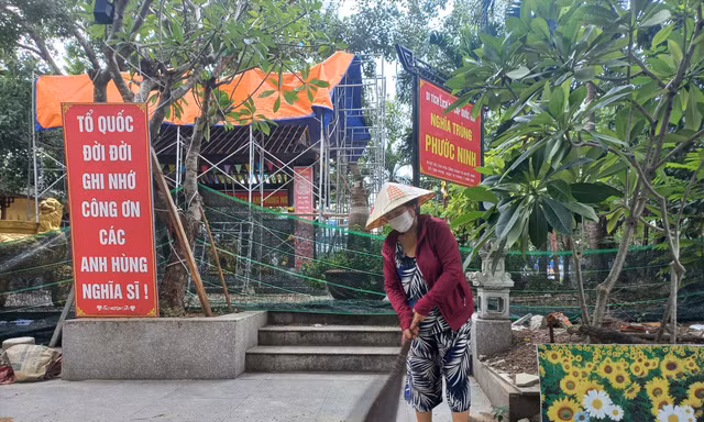 Người dân Đà Nẵng chăm nom Nghĩa trủng Phước Ninh - Ảnh: Nguyễn Thành 