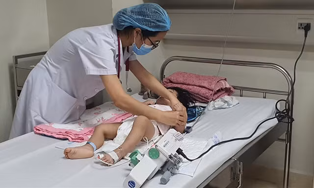 Bác sĩ BV Nhi Trung ương khám cho trẻ mắc bệnh tiêu hóa 