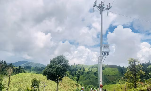 Các cơ quan chức năng, cùng ngành điện lực của huyện Điện Biên Đông nỗ lực kéo điện về các bản